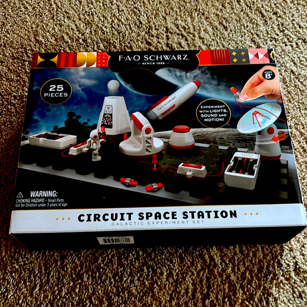 NIB FAO SCHWARTZ Circuit Space Station Galactic Experience Lights & Motion